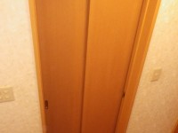 【洗面所】既存のドアは、内側に開くドアでした。 使い勝手が悪かったので、2枚連動の吊り戸を設置。建具は既存の物を利用。