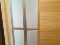 リフォーム後　浴室のドアをカバー工法により簡単に折れ戸へリフォーム
