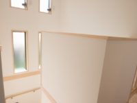 自動で開け閉めが出来る窓を上部に取り付け 重力を利用した換気ができるよう設計。