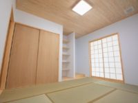 【親世帯 和室】天井には杉板、壁材は自然素材からできている塗り壁材『ヘルシーカラー』を選択。