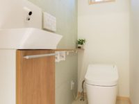 トイレ　パナソニック アラウーノを採用。手洗いは、自動水栓。<BR>アクセントに壁面にエコカラットを施工。