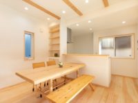 ダイニングの床材・窓枠には、奈良県吉野産のヒノキ材を選択。